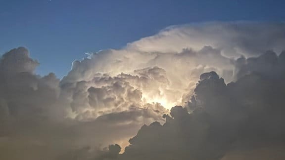 Blitze in einer nächtlichen Wolke.