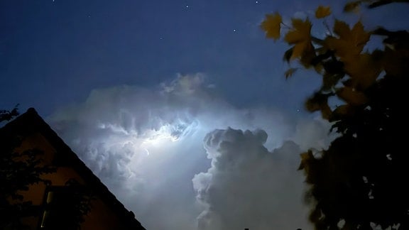 Blitze in einer nächtlichen Wolke.