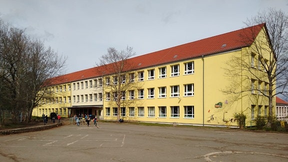 Ein gelbes Schulgebäude