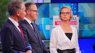 Mario Voigt steht in einem Fernsehstudio bei der Runde der Spitzenkandidaten neben Björn Höcke und Katja Wolf