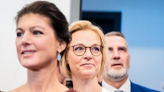 Katja Wolf (M), Landesvorsitzende und Spitzenkandidatin des Bündnis Sahra Wagenknecht (BSW) in Thüringen, Steffen Schütz, Landesvorsitzender und Spitzenkandidat des BSW in Thüringen und Parteivorsitzenden Sahra Wagenknecht 