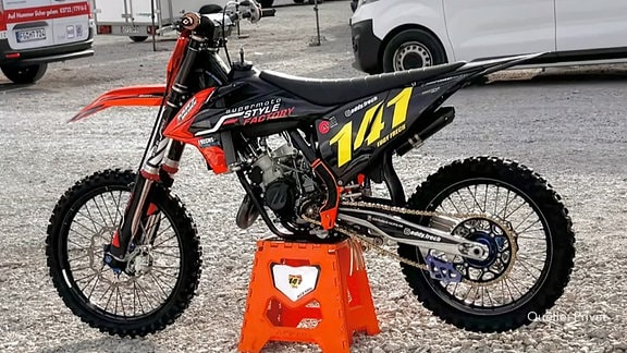 KTM SX 125 mit einer gelben Startnummer 141