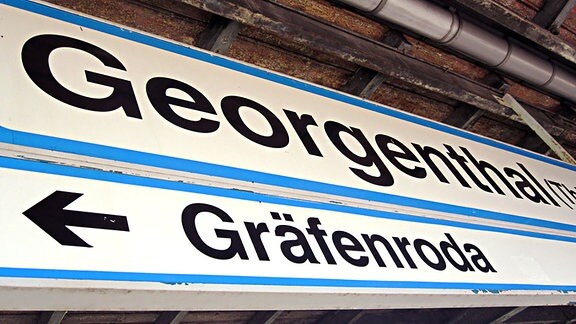 Bahnhofsschilder mit den Aufschriften "Georgenthal" und "Gräfenroda"