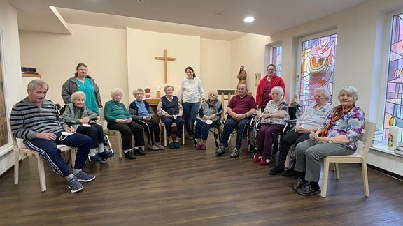 Gesprächsrunde in der kleinen Kapelle des Altenheims.