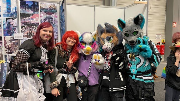 Fünf Besucher der Comic- und Spiele-Messe Erfurt in Kostümen