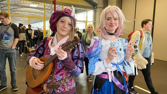 Zwei kostümierte Besucherinnen der Comic- und Spiele-Messe Erfurt
