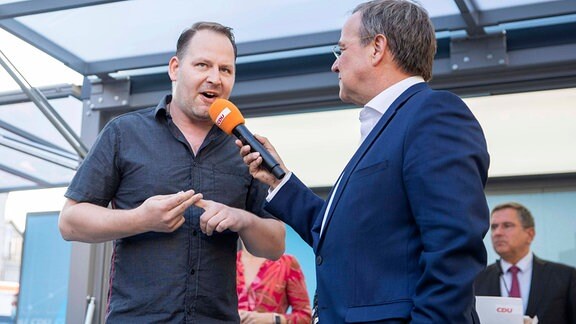 Querdenker Thomas Brauner und Armin Laschet bei einer Wahlkampfveranstaltung der CDU auf dem Erfurter Anger