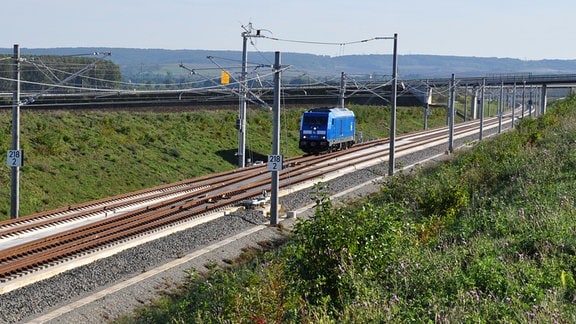 Blaue Diesellokomitive auf der Bahn-Neubaustrecke Halle/Leipzig - Erfurt im Kreis Sömmerda