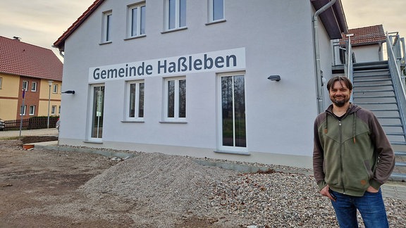 Der Bürgermeister von Haßleben steht vor dem neuen Gemeindehaus