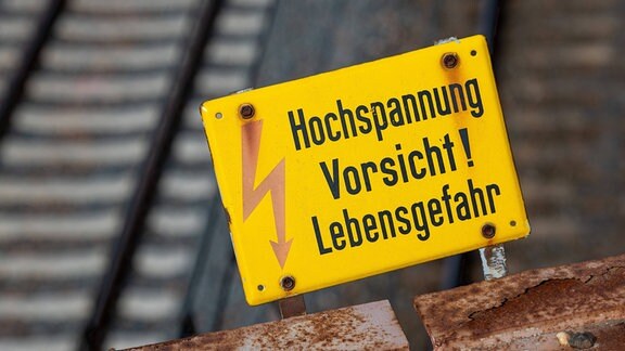 Ein Schild mit der Aufschrift "Hochspannung, Vorischt! Lebensgefahr".