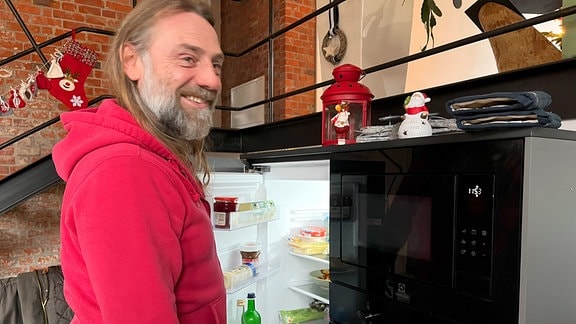 Thomas Wanie am Kühlschrank