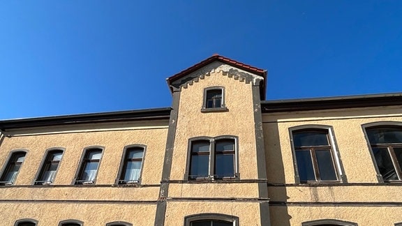 Ein altes Schulgebäude