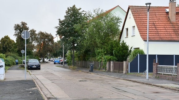 Eine Straße mit Wohnhäusern.