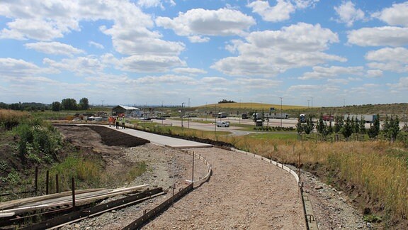 Weg und Baustelle auf der Rastanlage Leubinger Fürstenhügel