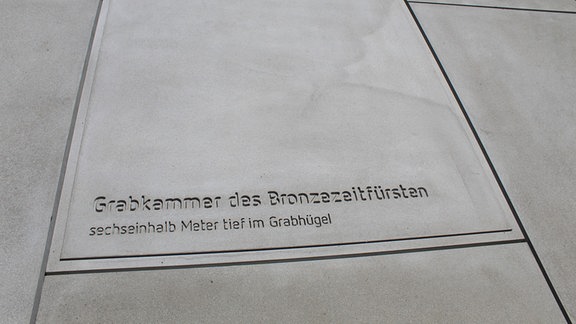 Schrift 'Grabkammer des Bronzezeitfürsten' auf Grab an der Rastanlage Leubinger Fürstenhügel