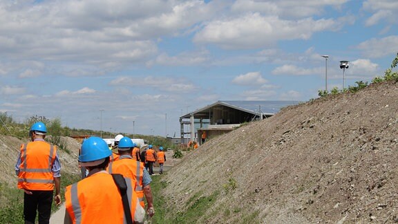 Delegation besichtigt Baustelle auf der Rastanlage Leubinger Fürstenhügel