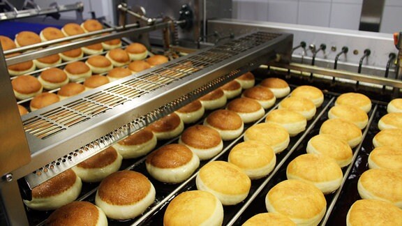 Produktion von Pfannkuchen in der Bäckerei Bergmann