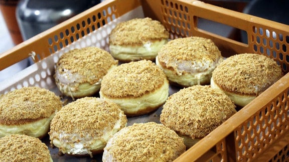 Produktion von Pfannkuchen in der Bäckerei Bergmann