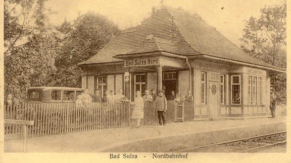 historische Bilder vomn Menschen und Bahnhöfen an der Pfefferminzbahn.