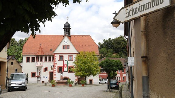 Ein Blick auf das Rathaus in Rastenberg. Rechts im Bild ist Schild mit der Aufschrift "Schwimmbad"