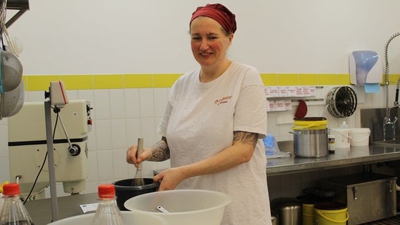 Bäckerei Bergmann in Frömmstedt. Die Herstellung einer Füllung aus Vita-Cola für Pfannkuchen, das Füllen der Pfannkuchen und das Glasieren.