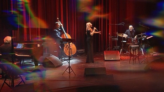 Ute Lemper gibt ein Konzert.