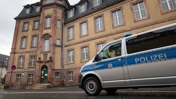 Ein Polizeiauto steht vor dem Amtsgericht Weimar