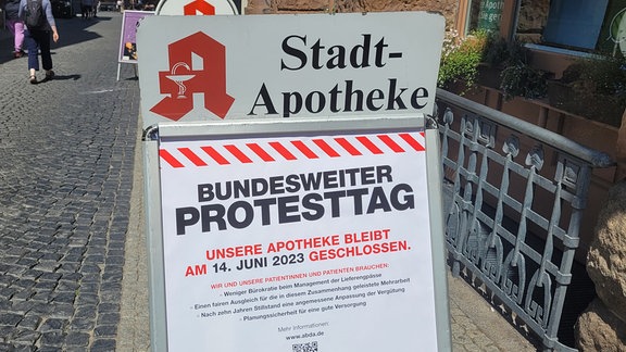 Ein Hinweisschild zum bundesweiten Apotheken-Protesttag vor der Stadtapotheke in Weimar