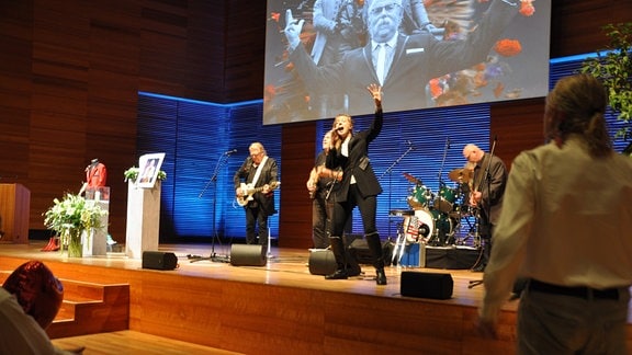 Musiker spielen bei der Trauerfeier für Bernhard "Kani" Kanhold in Weimar.