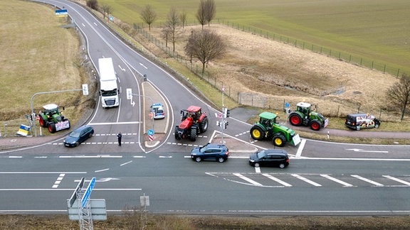 Autobahnauffahrt wird durch die Bauern mit ihren Traktoren blockiert und bestreikt. 