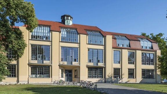 Die Fassade des Hauptgebäudes der Bauhaus-Universität in Weimar