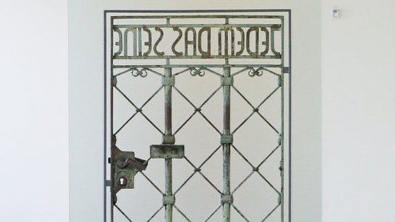 Tor des Konzentrationslagers Buchenwald mit dem von Franz Ehrlich gestaltetem Schriftzug.