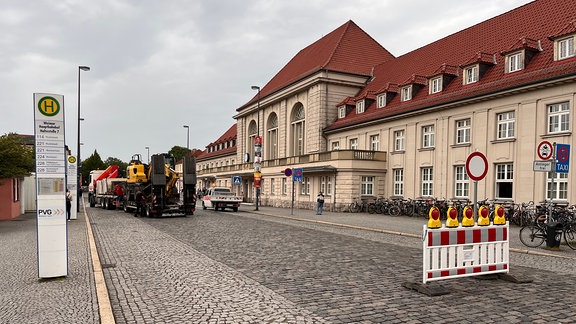 Vor dem Weimarer Hauptbahnhof wird eine Baustelle eingerichtet.