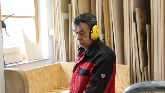 Ein Mann mit Lärmschutzkopfhörern