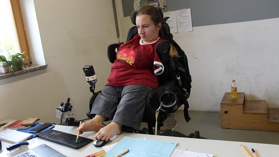 Eine junge Frau in einem Rollstuhl