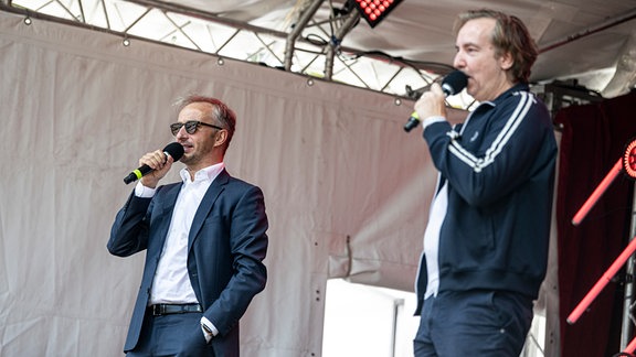 Jan Böhmermann (l), Moderator, und Olli Schulz, Musiker und Moderator, stehen auf der Elektronikmesse IFA zur Aufnahme ihres Podcast "Fest und Flauschig" auf der Bühne. 