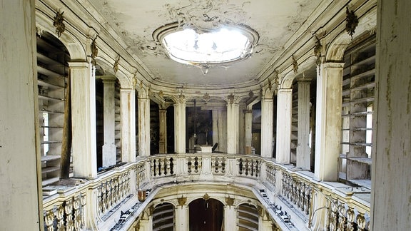 Blick von oben in den Rokokosaal Herzogin Anna Amalia Bibliothek zu Weimar: Ein ovaler Raum mit einer Galerie und mehreren Säulen.