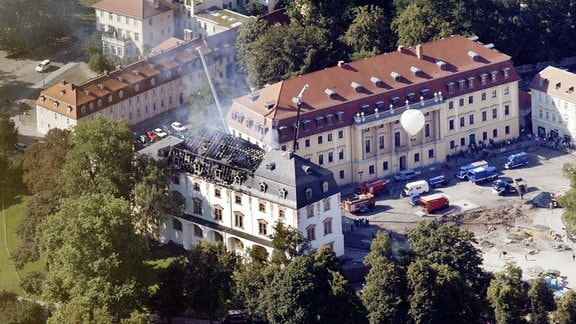 Rauch über dem ausgebrannten Dachstuhl der Herzogin Anna Amalia Bibliothek in Weimar