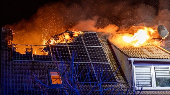 Dach mit Solarkollektoren brennt.