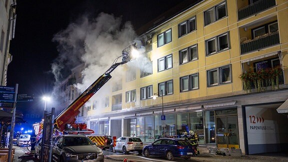 Feuerwehr bei einem Brand in der Innenstadt von Weimar.