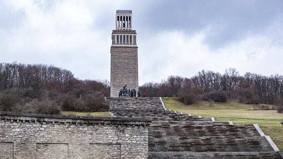 Das Buchenwald-Mahnmal mit Glockenturm auf dem Ettersberg bei Weimar