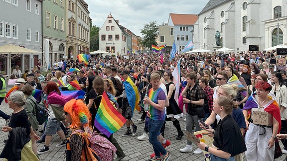 CSD Weimar 2024: Eine Gruppe von Demonstranten steht vor der Herderkirche