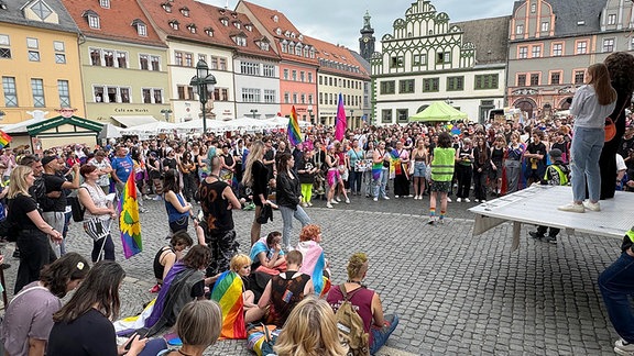 CSD Weimar 2024: Zur Abschlusskundgebung stehen die Demonstranten auf dfem Weimarer Marktplatz.