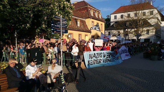 Demonstranten protestieren in Weimar gegen eine Kundgebung, auf der auch der Thüringer AfD-Vorsitzende Björn Höcke spricht. 