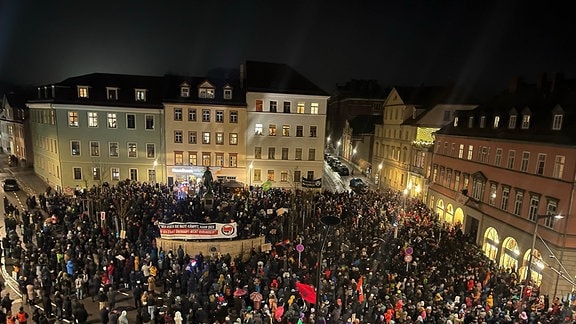 Menschen demonstrieren in der Innenstadt von Weimar.