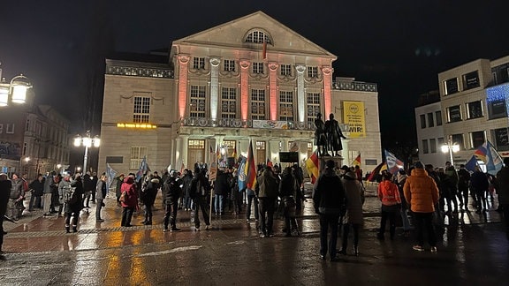 Menschen Ddemonstrieren vor dem Deutschen Theater in Weimar.