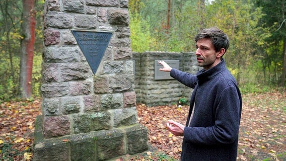 Bildungsreferent Christoph Mauny erkundet mit Schülern in Thüringen die Geschichte des KZ-Außenlagers Ohrdruf.