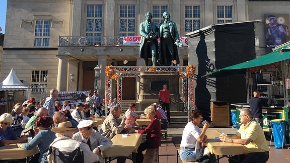 Theaterplatz Weimar mit Menschen