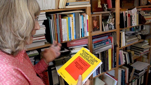 Eugenie Trützschler von Falkenstein mit enem Buch in der Hand