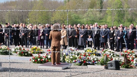 Teilnehmer stehen auf dem ehemaligen Appellplatz bei der Gedenkfeier zum 79. Jahrestag der Befreiung des Konzentrationslagers Buchenwald.